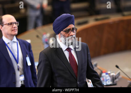 Bruxelles, Belgique. 27 Juin, 2019. Ministre de la défense du Canada Harjit Singh Sajjan (R) assiste à une réunion des ministres de la défense de l'OTAN au siège de l'OTAN à Bruxelles, Belgique, le 27 juin 2019. Les deux jours de la réunion des ministres de la défense de l'OTAN, fermé le jeudi. Credit : Zhang Cheng/Xinhua/Alamy Live News Banque D'Images