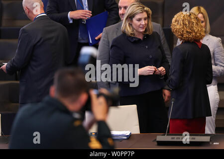 Bruxelles, Belgique. 27 Juin, 2019. Le Secrétaire à la défense britannique Penny Mordaunt (2e R) assiste à une réunion des ministres de la défense de l'OTAN au siège de l'OTAN à Bruxelles, Belgique, le 27 juin 2019. Les deux jours de la réunion des ministres de la défense de l'OTAN, fermé le jeudi. Credit : Zhang Cheng/Xinhua/Alamy Live News Banque D'Images