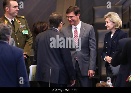 Bruxelles, Belgique. 27 Juin, 2019. Le Secrétaire de la Défense par intérim des États-Unis Mark Esper (2e R) assiste à une réunion des ministres de la défense de l'OTAN au siège de l'OTAN à Bruxelles, Belgique, le 27 juin 2019. Les deux jours de la réunion des ministres de la défense de l'OTAN, fermé le jeudi. Credit : Zhang Cheng/Xinhua/Alamy Live News Banque D'Images