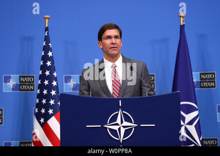 Bruxelles, Belgique. 27 Juin, 2019. Le Secrétaire de la Défense par intérim des États-Unis Mark Esper assiste à une conférence de presse après une réunion des ministres de la défense de l'OTAN au siège de l'OTAN à Bruxelles, Belgique, le 27 juin 2019. Les deux jours de la réunion des ministres de la défense de l'OTAN, fermé le jeudi. Credit : Zhang Cheng/Xinhua/Alamy Live News Banque D'Images