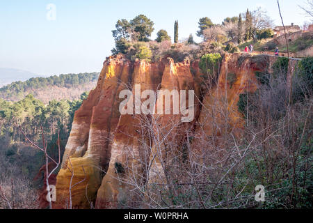 Roussillon, France : célèbre pour les riches dépôts de pigments ocre trouvé dans l'argile près du village. Banque D'Images