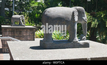 Les éléphants en pierre au temple népalais sur la rive sud à Brisbane Banque D'Images