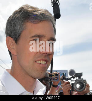 HOMESTEAD, Floride - le 27 juin : la présidence démocratique Beto O'Rourke se dresse sur une échelle comme il a l'air dans l'installation holding enfants migrants en face d'un centre de détention. Le très controversé centre de détention à but lucratif détient environ 2 300 enfants âgés de 13 à 17, qui ont été placés sous la garde du ministère de la Santé et des Services après avoir été détenu à la frontière le 27 juin 2019.Le 26 juin 2019 à Homestead en Floride Personnes : Beto O'Rourke Banque D'Images