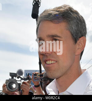 HOMESTEAD, Floride - le 27 juin : la présidence démocratique Beto O'Rourke se dresse sur une échelle comme il a l'air dans l'installation holding enfants migrants en face d'un centre de détention. Le très controversé centre de détention à but lucratif détient environ 2 300 enfants âgés de 13 à 17, qui ont été placés sous la garde du ministère de la Santé et des Services après avoir été détenu à la frontière le 27 juin 2019.Le 26 juin 2019 à Homestead en Floride Personnes : Beto O'Rourke Banque D'Images