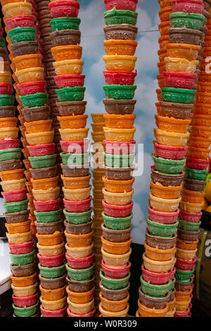 Plusieurs empilés colorés des cornets de crème glacée. Banque D'Images