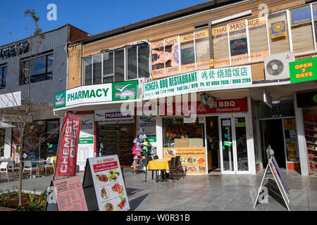 Pharmacie et rangée de boutiques dans Dee pourquoi une banlieue de Sydney, Australie Banque D'Images