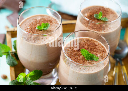 Mousse au chocolat maison-écrou sur fond de bois de la cuisine. Banque D'Images
