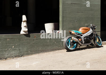 États-unis d'Amérique, USA, Seattle, Washington, Union Street, 10 mai 2019. Art shop avec statue blanche et une moto de fantaisie Banque D'Images