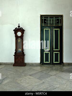 Horloge ancienne et porte dans Yogyakarta Palace. Yogyakarta Palace, ou Keraton Yogyakarta, a été construit en 1755 - 1756 pour le Sultan Hamengkubuwono I. Banque D'Images