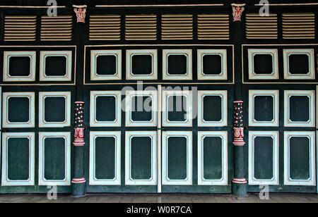 Vintage conçu porte dans Yogyakarta Palace. Yogyakarta Palace, ou Keraton Yogyakarta, a été construit en 1755 - 1756 pour le Sultan Hamengkubuwono I. Banque D'Images