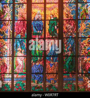 PRAGUE, RÉPUBLIQUE TCHÈQUE - le 10 octobre 2014 : Détail d'un vitrail à l'intérieur de la cathédrale Saint-Guy Banque D'Images