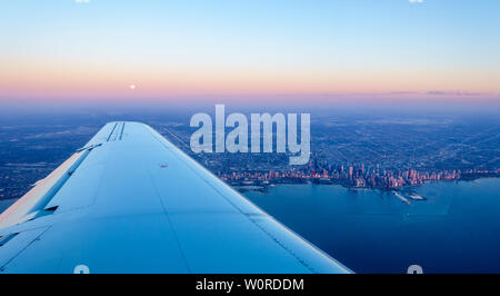 Scenic Vue aérienne d'un avion de la pleine lune se couche sur Chicago Banque D'Images