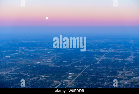 Scenic Vue aérienne de fuul lune coucher sur Chicago, IL banlieue Banque D'Images