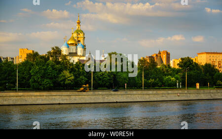 Vue sur le Monastère Novospassky à partir de la rivière de Moscou Moscou, Russie Banque D'Images