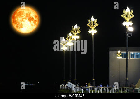 La pleine lune de sang sur le ciel nocturne et Naga light pole, éléments de cette image fournie par la NASA Banque D'Images