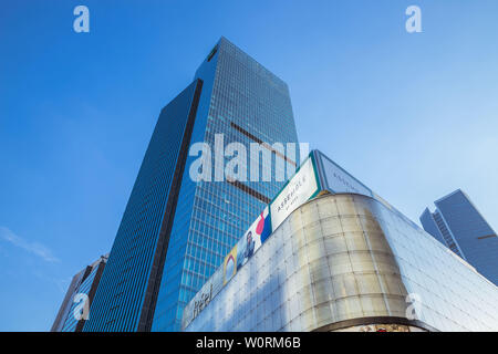 Personne ne fait de l'architecture, le centre-ville de ciel commerciaux immeubles de verre, des gratte-ciel et bureaux de la ville de haut, des finances, de l'acier, moderne, piscine extérieure moderne, bâtiment moderne élevé fenêtres et ville. Banque D'Images