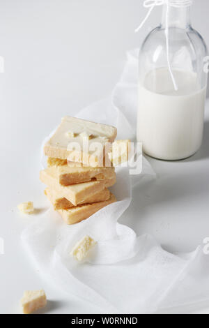 Biscuits de pain et lait sur fond blanc Banque D'Images