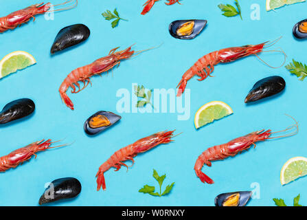 Les moules crevettes tapas vermouth, modèles méditerranéens répétitions de fruits de mer sur fond bleu Banque D'Images