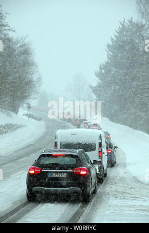 Geht nicht mehr bei der Auffahrt zur Höchsten', 'Feldberg - dem Autoschlangen Wintereinbruch lange im Hochschwarzwald (Bade-Wurtemberg) dans Feldbergregion - der ist der Winter mit kräftigen Schneeschauern zurückgekehrt. Hier Wie kommt es nach Feldberg-Bärental dans Schneefällen massiven am Samstagvormittag zu erheblichen. Verkehrsproblemen Räumfahrzeuge sind im Einsatz, doch die en steckengebliebenen Räumarbeiten Autofahrer mourir. Busse mussten Schneeketten montieren, querstehende LKW's mit glatten Reifen taten ihr übriges. Banque D'Images