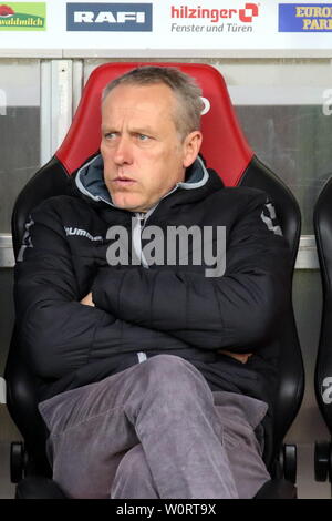 Formateur Christian Streich (Freiburg) auf der Trainerbank, 1. BL : 17-18 - 19. Spieltag - SC Freiburg vs RB Leipzig Banque D'Images