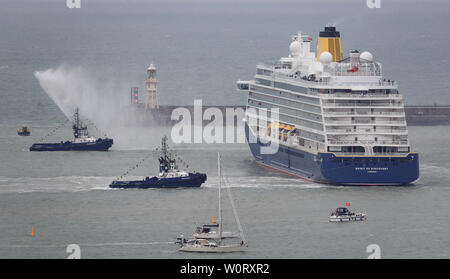 L'esprit de découverte, la SAGA €346 millions boutique bateau de croisière est manoeuvré en place à la suite de sa première arrivée à l'ouest de Port de Dover, Kent, en avant de son baptême la semaine prochaine. Banque D'Images