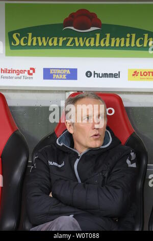 Formateur Christian Streich (Freiburg) auf der Trainerbank, 1. BL : 17-18- 23. Spieltag - Freiburg contre Brême Banque D'Images