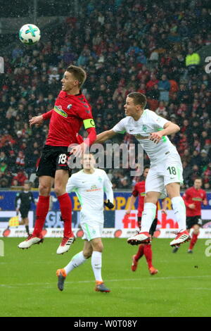 Kopfball / Kopfballduell, Nils Petersen (Freiburg), Niklas Moisander (Werder Brême), 1. BL : 17-18- 23. Spieltag - Freiburg contre Brême Banque D'Images