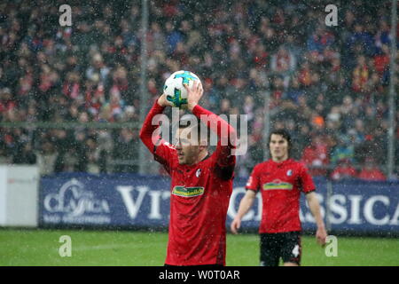 Christian Günter (Freiburg) mit Ball, beim Einwuf, 1. BL : 17-18- 23. Spieltag - Freiburg contre Brême Banque D'Images