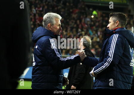 Versöhnlicher Handschlag nach Jupp Heynckes, Spielende (Bayern Munich) schaut Robert Lewandowski dabei tief in die Augen - 1. BL : 17-18 - 25. Spieltag SC Freiburg - Bayern Munich Banque D'Images