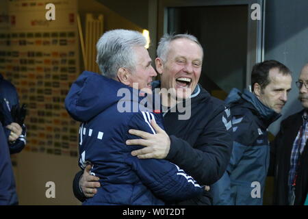 Geprägt von Symphatie und Respekt gegenseitigem : v.li. Jupp Heynckes (Bayern Munich) und Trainer Christian Streich (Freiburg), 1. BL : 17-18 - 25. Spieltag SC Freiburg - Bayern Munich Banque D'Images