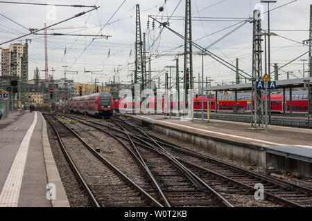 STUTTGART, ALLEMAGNE - Mars 04, 2017 : plates-formes ferroviaires pour l'embarquement et le débarquement des passagers du train à la gare centrale. Banque D'Images