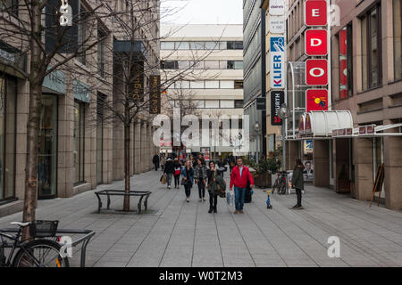 STUTTGART, ALLEMAGNE - Mars 04, 2017 : l'une des rues commerçantes de la vieille ville de la ville. Banque D'Images