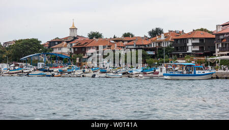 Nessebar, BULGARIE - le 21 août 2017 : vue sur la vieille ville de Nessebar et de bateaux dans le port. Nessebar est une ville ancienne et l'une des principales stations balnéaires sur la côte bulgare de la mer Noire. Banque D'Images