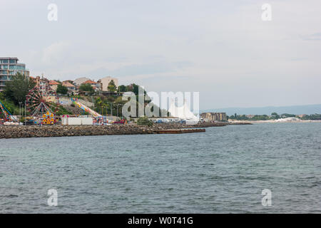 Nessebar, BULGARIE - le 21 août 2017 : vue sur le littoral de Sunny Beach (Blackpool). Nessebar est une ville ancienne et l'une des principales stations balnéaires sur la côte bulgare de la mer Noire. Banque D'Images