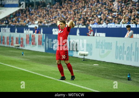 Christian Günter (Freiburg) beim Einwurf im Spiel der 1. BL : 17-18 -28. Spieltag - Schalke 04 vs SC Freiburg Banque D'Images