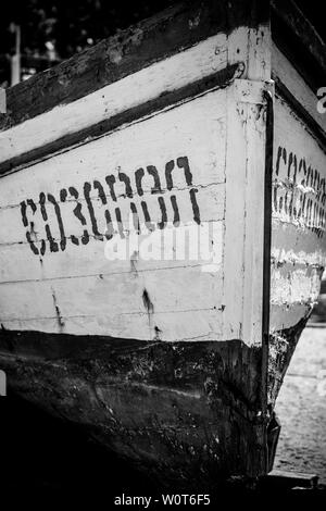 SOZOPOL, BULGARIE - 24 août 2017 : un vieux bateau de pêche sur la rive au port. Inscription cyrillique : Sozopol. Noir et blanc. Banque D'Images