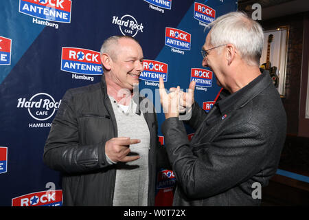 Joerg Reitmann, Harry Schulz, à parti de lancement du programme de l'Antenne du Sendestart zum Rock, Hard Rock Cafe Hambourg, 09.04.2018 Banque D'Images