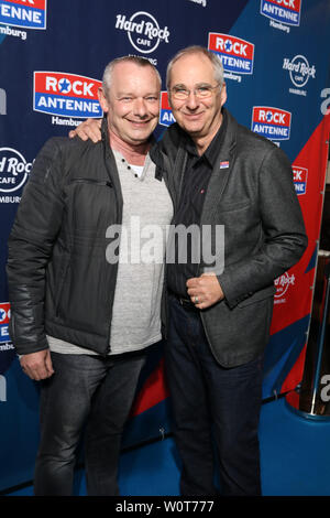 Joerg Reitmann, Harry Schulz, à parti de lancement du programme de l'Antenne du Sendestart zum Rock, Hard Rock Cafe Hambourg, 09.04.2018 Banque D'Images