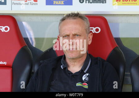 Formateur Christian Streich (Freiburg) auf der Trainerbank, 1. BL : 17-18- 29. Spieltag - SC Freiburg vs VfL Wolfsburg Banque D'Images