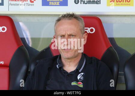 Formateur Christian Streich (Freiburg) auf der Trainerbank, 1. BL : 17-18- 29. Spieltag - SC Freiburg vs VfL Wolfsburg Banque D'Images