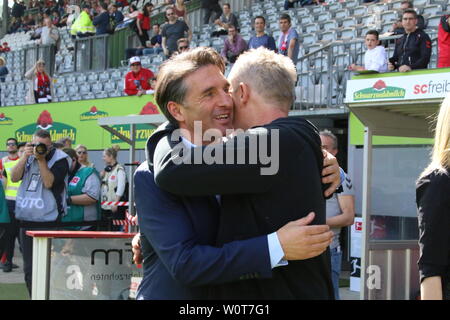 Verstehen sich : v.li. Formateur Bruno Labbadia (VfL Wolfsburg) und Trainer Christian Streich (Freiburg) vor dem Spiel der 1. BL : 17-18- 29. Spieltag - SC Freiburg vs VfL Wolfsburg Banque D'Images