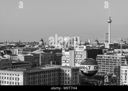 BERLIN, ALLEMAGNE - 08 avril 2018 : une vue d'ensemble de quartiers historiques dans le centre de Berlin. Noir et blanc. Banque D'Images