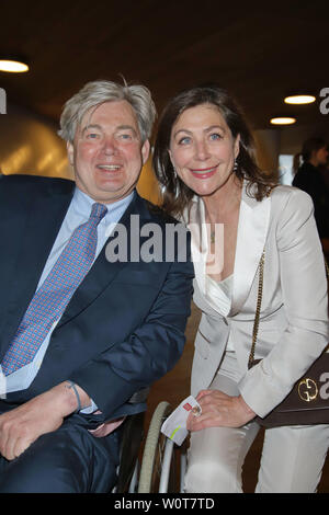 Matthias Prinz (Nach) Schlaganfall mit Ehefrau Alexandra von Rehlingen, Nannen 2018 Preis in der Elbphilharmonie, Hambourg, 11.04.2018 Banque D'Images