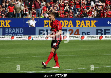 Torschuetze / Torschütze Nils Petersen (Freiburg) bejubelt sein Tor zum 1:0, 1. BL : 17-18 - 32. Spieltag - SC Freiburg vs 1. FC Koeln Banque D'Images