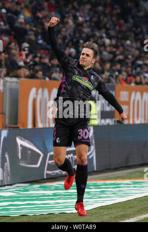 Christian Guenter (Freiburg) bejubelt seinen Treffer zum 1:1, 1. BL : 17-18 - 17. Spieltag - SC Freiburg vs FC Augsburg Banque D'Images