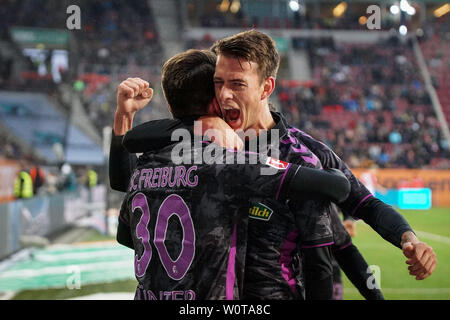 Christian Guenter (Freiburg) bejubelt mit Janik Haberer (Freiburg) seinen Treffer zum 1:1, 1. BL : 17-18 - 17. Spieltag - SC Freiburg vs FC Augsburg Banque D'Images