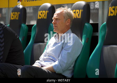 Formateur Christian Streich (Freiburg) auf der Trfainerbank, 1. BL : 17-18 - 33. Spieltag - Bor Mönchengladbach vs SC Freiburg Banque D'Images