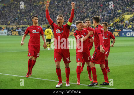 Der Vollstrecker : Nils Petersen (Freiburg) jubelt mit seinem Teamkollegen Lukas Kuebler (Freiburg) Robin Koch (Freiburg) und Janik Haberer (Freiburg) über das 2:2 beim BvB, 1. BL : 17-18 - 20. Spieltag - Borussia Dortmund vs SC Freiburg Banque D'Images