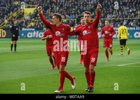 Der zweifache Torschuetze / Torschütze Nils Petersen (Freiburg) bejubelt mit Janik Haberer (Freiburg) das 2:2 à Dortmund, 1. BL : 17-18 - 20. Spieltag - Borussia Dortmund vs SC Freiburg Banque D'Images