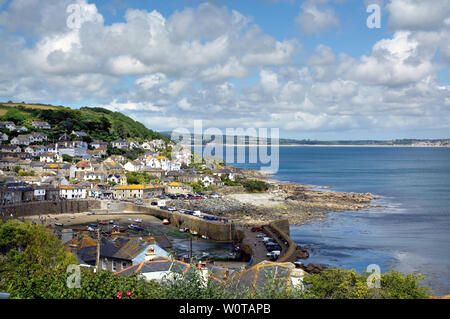 Vue sur le petit village de pêcheurs De Mousehole à Cornwall (Royaume-Uni) en été Banque D'Images